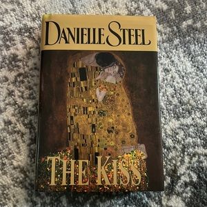 Hardback novel by Danielle Steel The Kiss